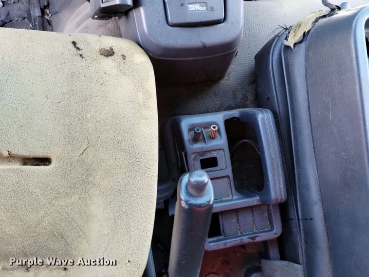 image for item DQ6182 1998 GMC T5500 chipper truck