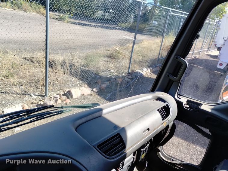 image for item DQ6182 1998 GMC T5500 chipper truck