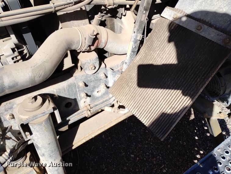 image for item DQ6182 1998 GMC T5500 chipper truck