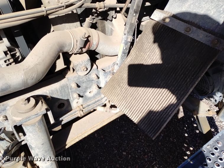 image for item DQ6182 1998 GMC T5500 chipper truck