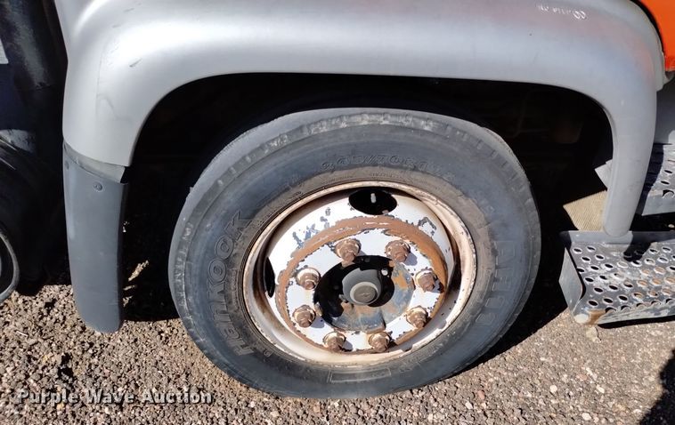 image for item DQ6182 1998 GMC T5500 chipper truck