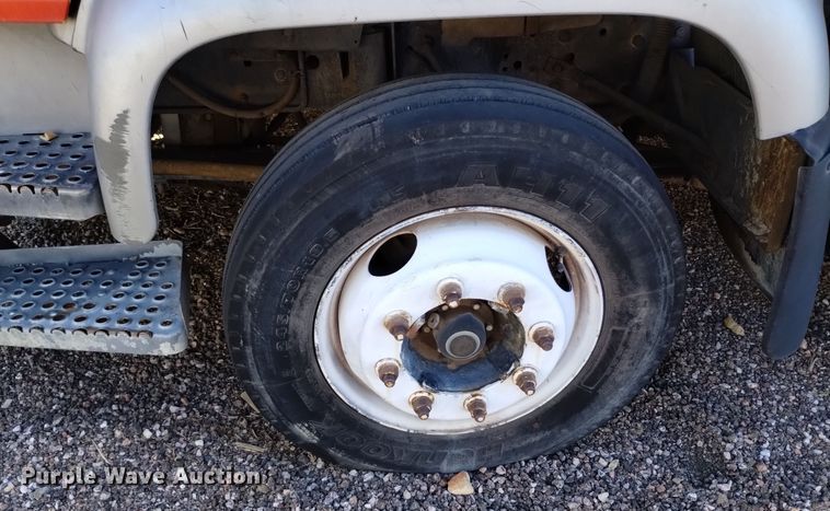 image for item DQ6182 1998 GMC T5500 chipper truck