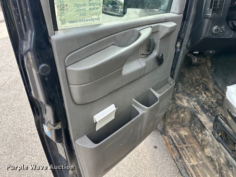 image for item DR2703 2012 GMC Magnavan box truck