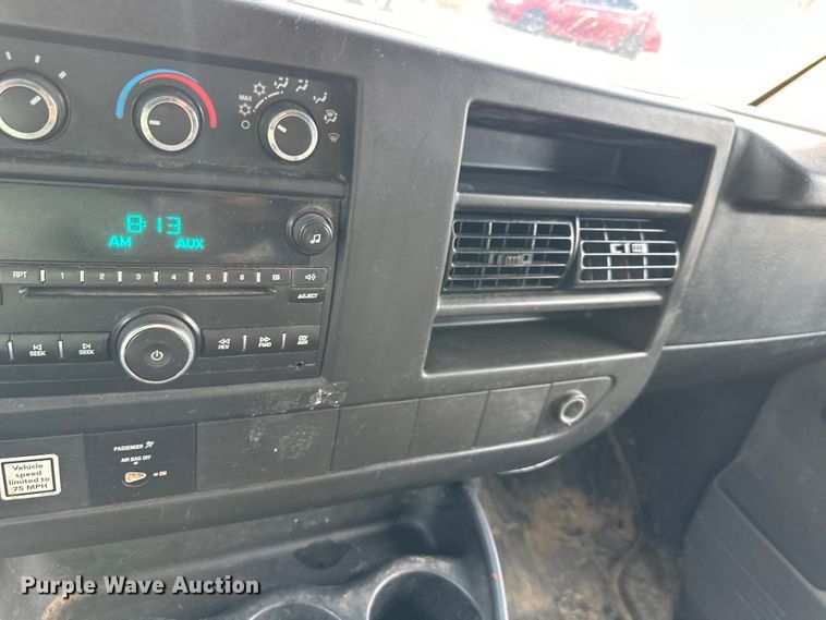 image for item DR2703 2012 GMC Magnavan box truck