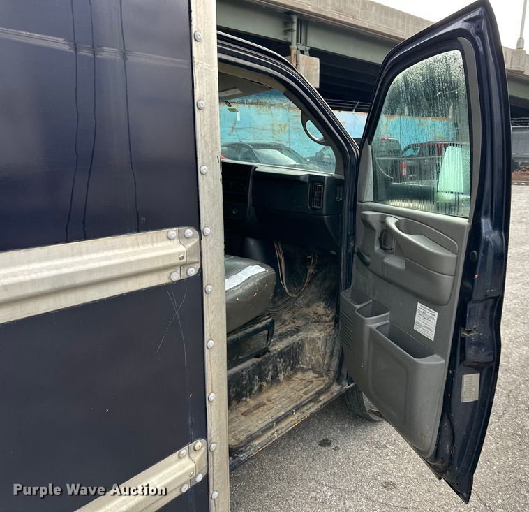 image for item DR2703 2012 GMC Magnavan box truck