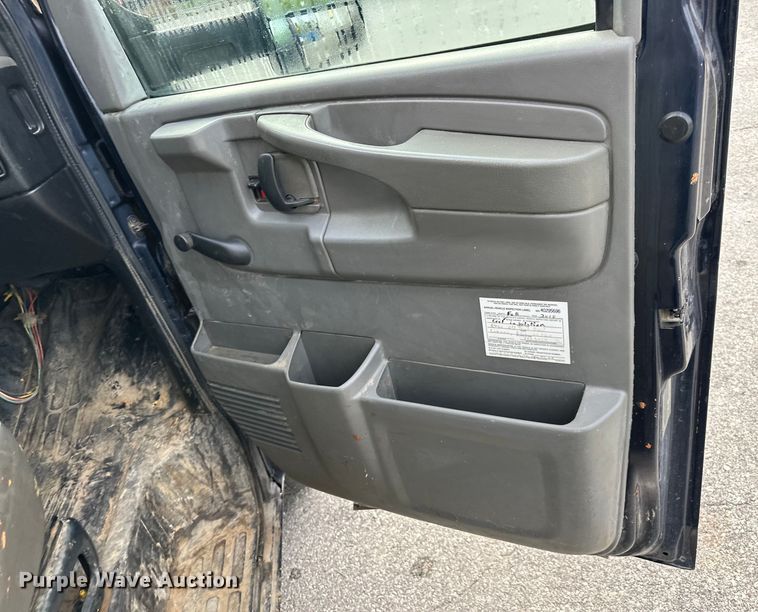 image for item DR2703 2012 GMC Magnavan box truck