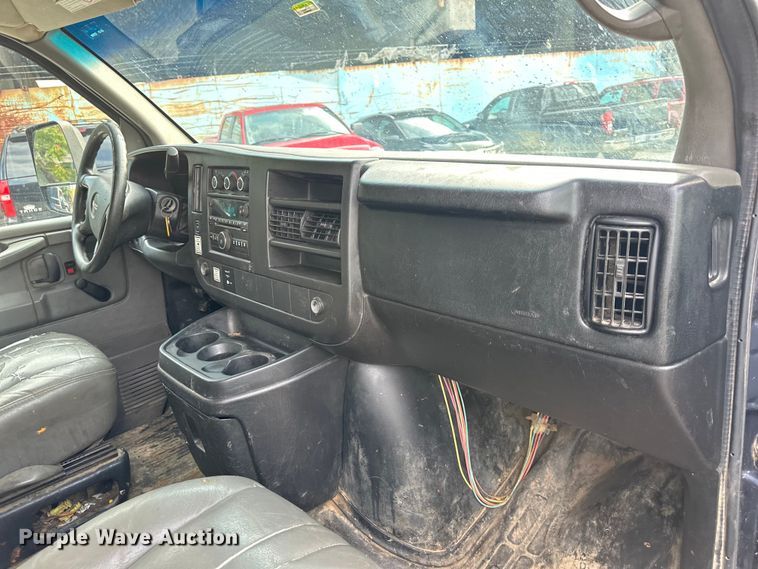 image for item DR2703 2012 GMC Magnavan box truck