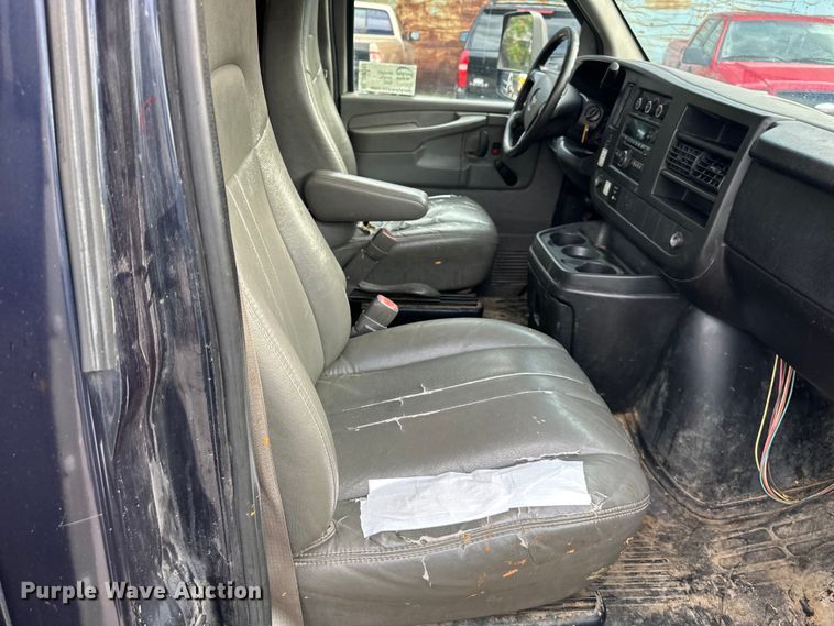 image for item DR2703 2012 GMC Magnavan box truck