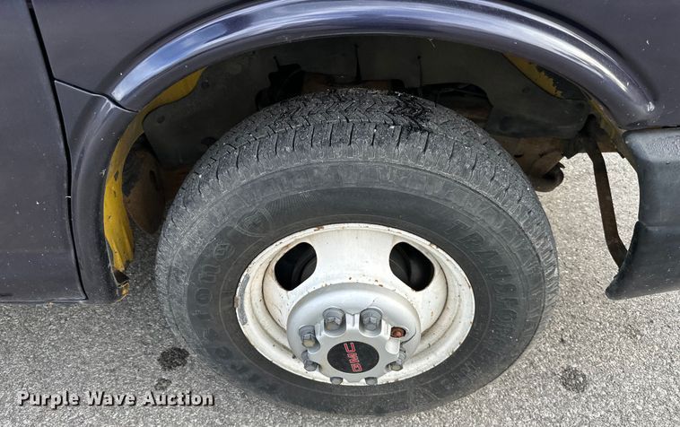 image for item DR2703 2012 GMC Magnavan box truck