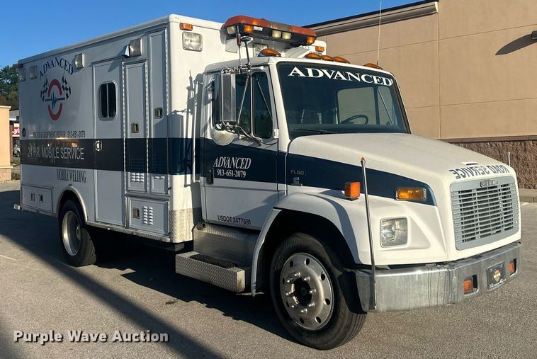 image for item DR2706 1994 Freightliner  Cascadia ambulance