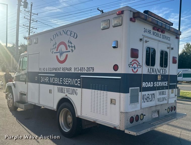 image for item DR2706 1994 Freightliner  Cascadia ambulance