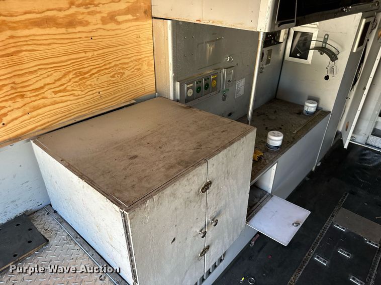 image for item DR2706 1994 Freightliner  Cascadia ambulance