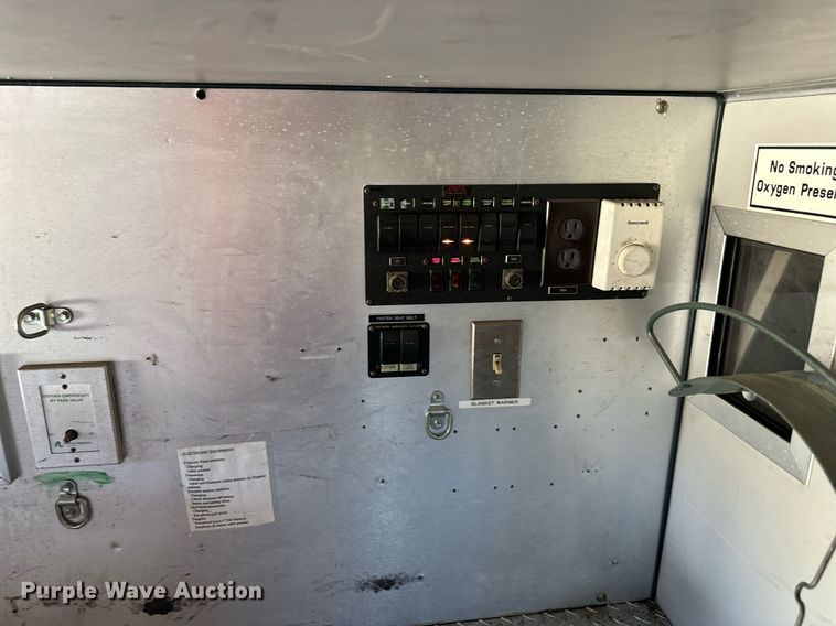 image for item DR2706 1994 Freightliner  Cascadia ambulance