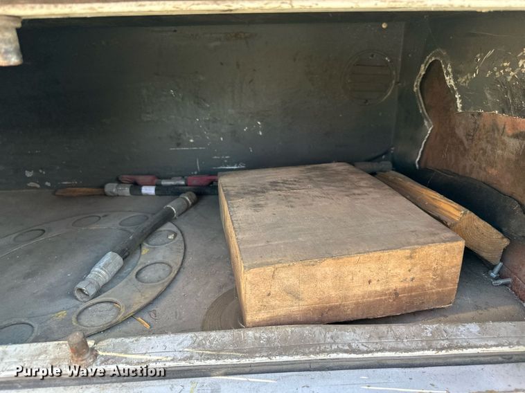 image for item DR2706 1994 Freightliner  Cascadia ambulance