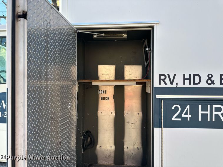 image for item DR2706 1994 Freightliner  Cascadia ambulance