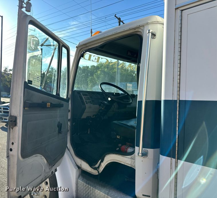 image for item DR2706 1994 Freightliner  Cascadia ambulance