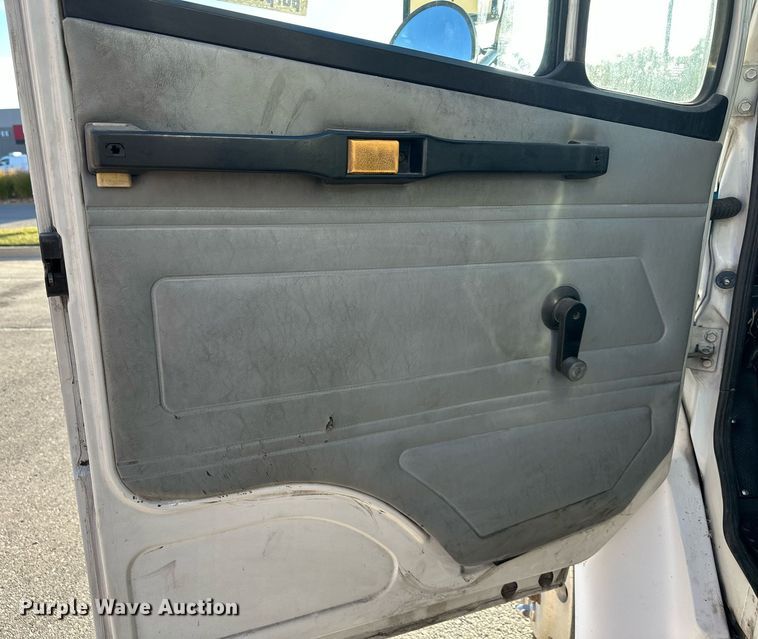 image for item DR2706 1994 Freightliner  Cascadia ambulance