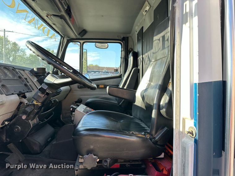 image for item DR2706 1994 Freightliner  Cascadia ambulance