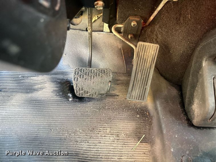 image for item DR2706 1994 Freightliner  Cascadia ambulance