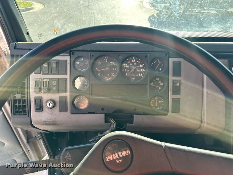 image for item DR2706 1994 Freightliner  Cascadia ambulance