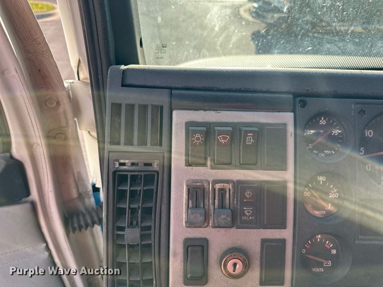 image for item DR2706 1994 Freightliner  Cascadia ambulance