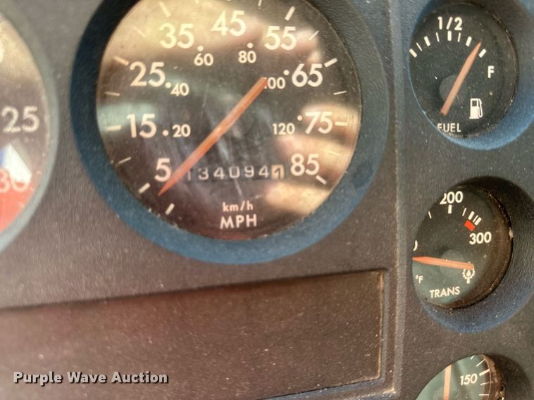 image for item DR2706 1994 Freightliner  Cascadia ambulance