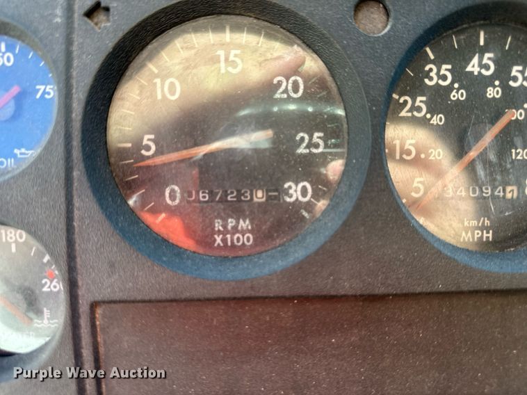 image for item DR2706 1994 Freightliner  Cascadia ambulance