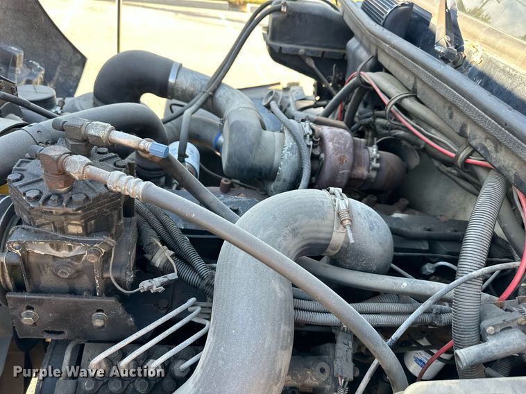 image for item DR2706 1994 Freightliner  Cascadia ambulance