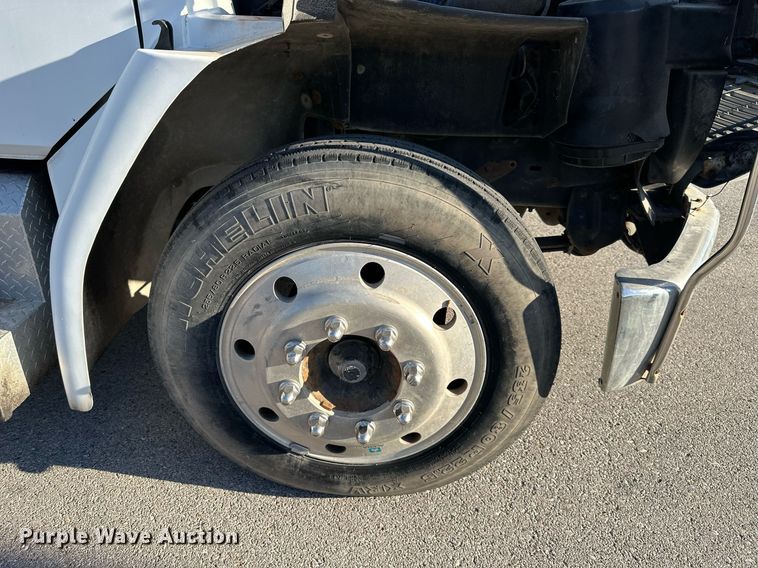 image for item DR2706 1994 Freightliner  Cascadia ambulance