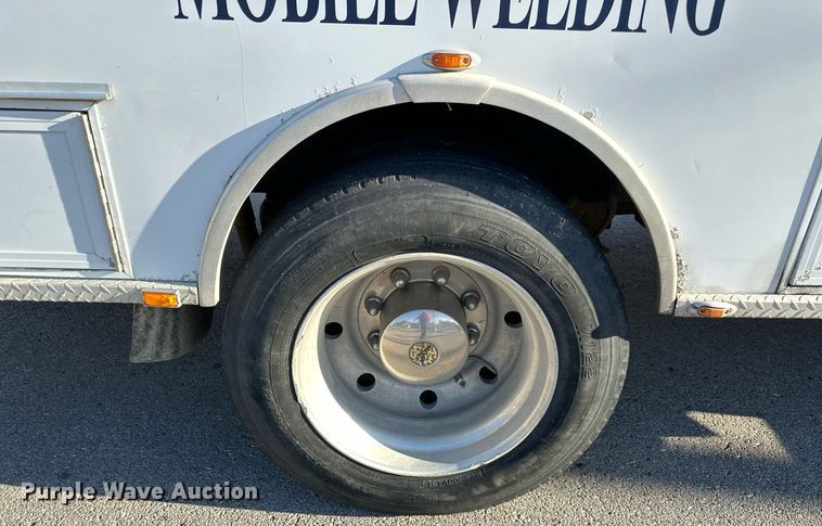 image for item DR2706 1994 Freightliner  Cascadia ambulance