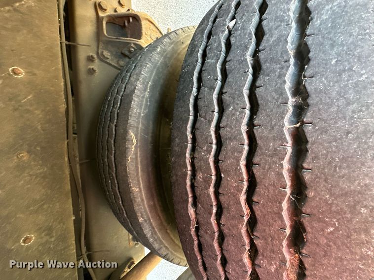 image for item DR2706 1994 Freightliner  Cascadia ambulance