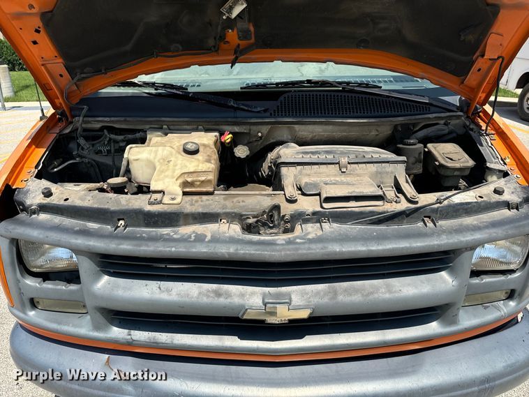 image for item DV5823 1997 Chevrolet  3500 box truck