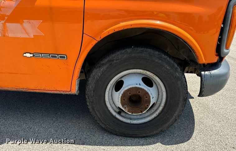 image for item DV5823 1997 Chevrolet  3500 box truck