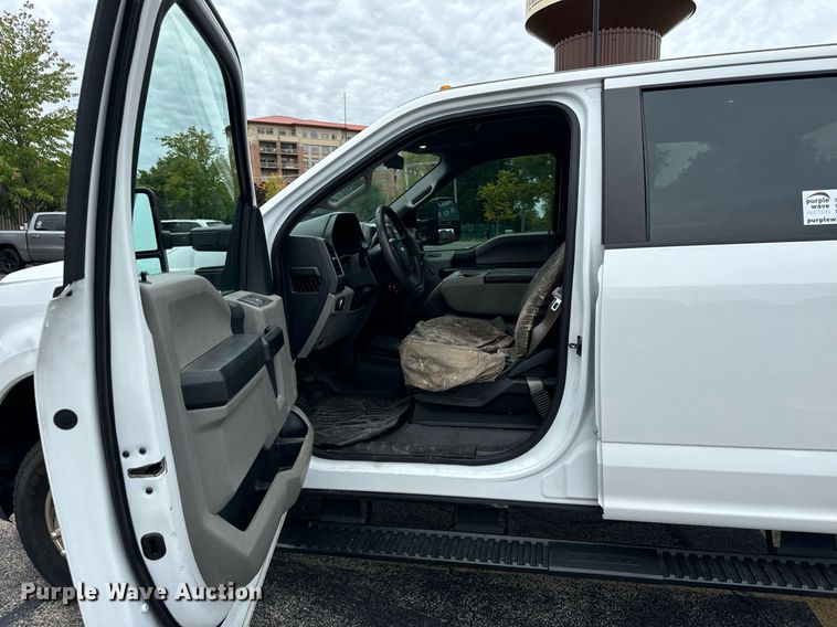 image for item DV5949 2019 Ford  F350 Super Duty XL Crew Cab pickup truck