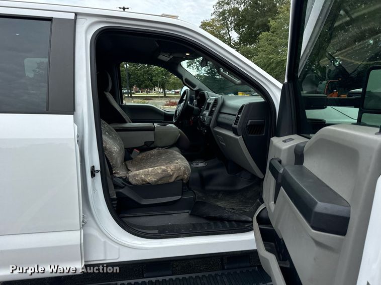 image for item DV5949 2019 Ford  F350 Super Duty XL Crew Cab pickup truck