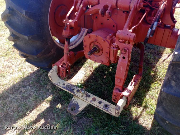 image for item DW0753 1955 International Harvester Utility 300 tractor