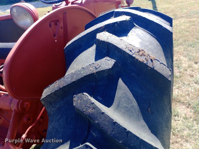 image for item DW0753 1955 International Harvester Utility 300 tractor