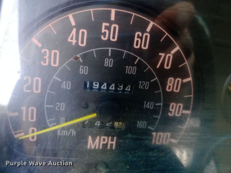 image for item DW0767 1996 Isuzu  NPR flatbed truck