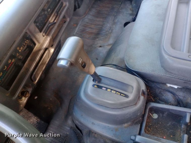 image for item DW0767 1996 Isuzu  NPR flatbed truck