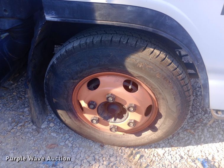 image for item DW0767 1996 Isuzu  NPR flatbed truck