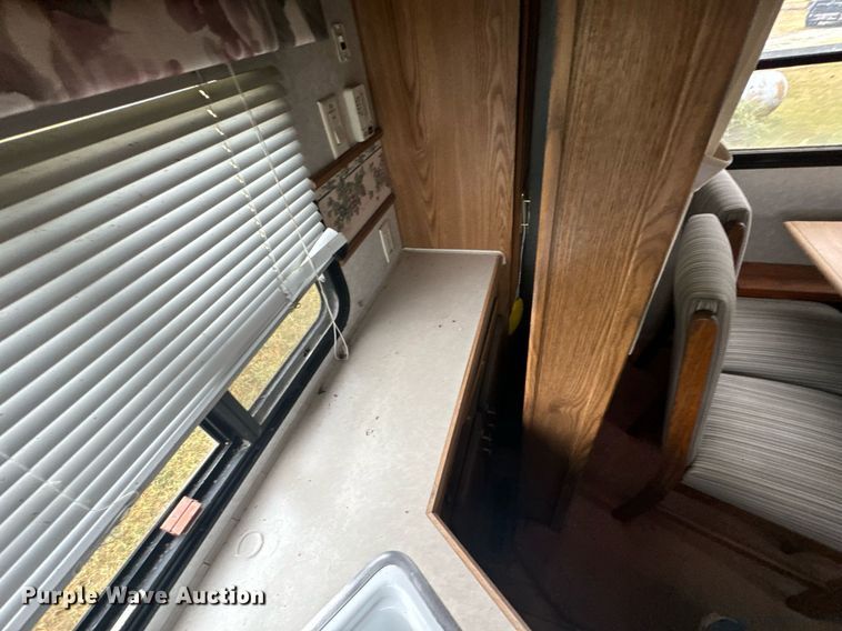 image for item DX1344 1996 Fleetwood Savannah 30 5X camper