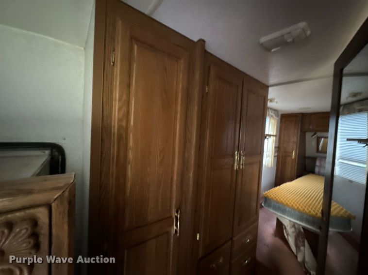 image for item DX1344 1996 Fleetwood Savannah 30 5X camper