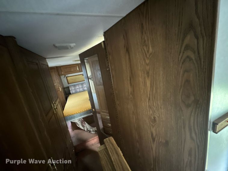 image for item DX1344 1996 Fleetwood Savannah 30 5X camper