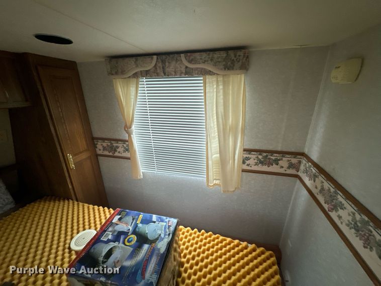 image for item DX1344 1996 Fleetwood Savannah 30 5X camper