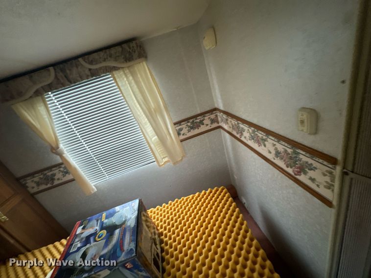 image for item DX1344 1996 Fleetwood Savannah 30 5X camper