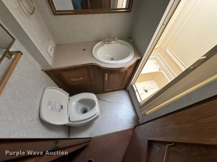 image for item DX1344 1996 Fleetwood Savannah 30 5X camper