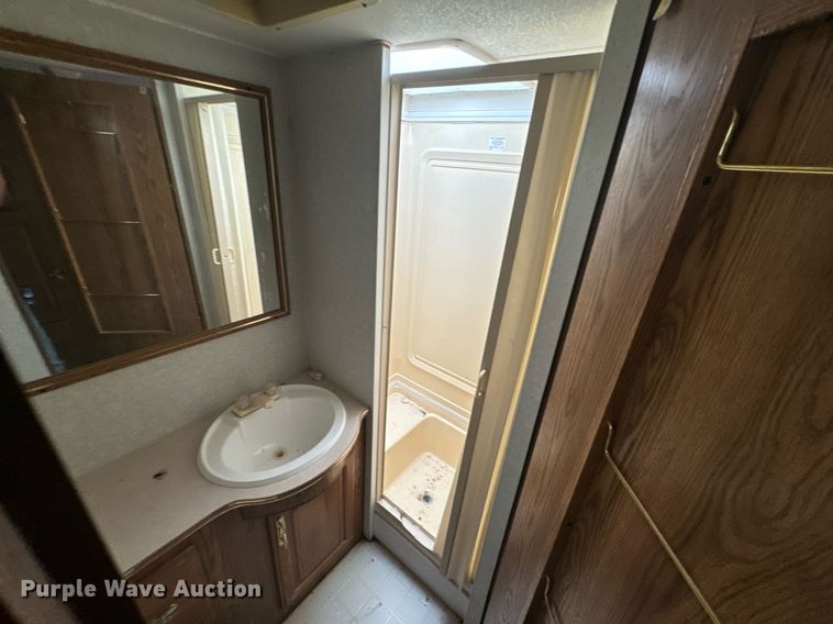 image for item DX1344 1996 Fleetwood Savannah 30 5X camper