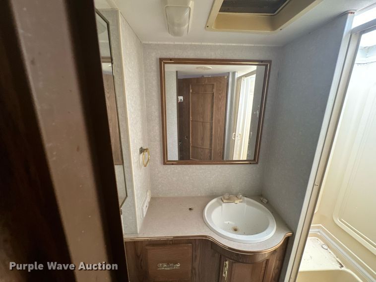 image for item DX1344 1996 Fleetwood Savannah 30 5X camper