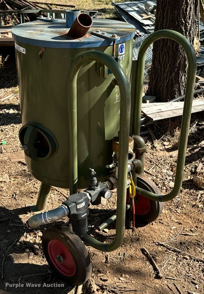 image for item DX1361 2014 Hodge Clemco 2452 sandblaster