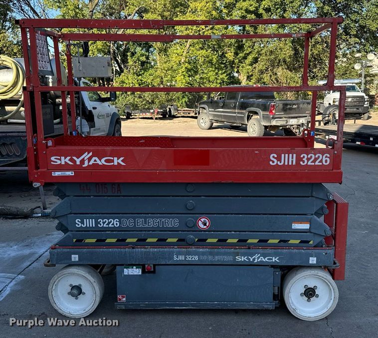 image for item DX3651 2013 Skyjack SJIH 3226 scissor lift